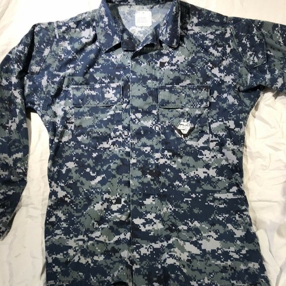 US Navy Blue Camouflage Digital Camo Shirt Size Medium Long Top USN Patches - Picture 4 of 7